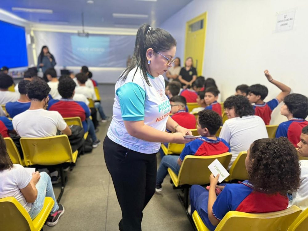 Procon Manaus leva educa&ccedil;&atilde;o sobre direitos do consumidor a estudantes da zona Leste