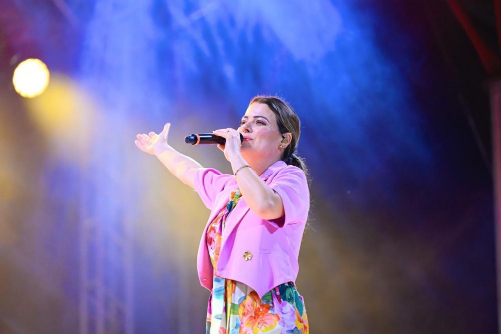 356 anos de Manaus: Ana Paula Valadão leva louvor e emoção ao anfiteatro da Ponta Negra