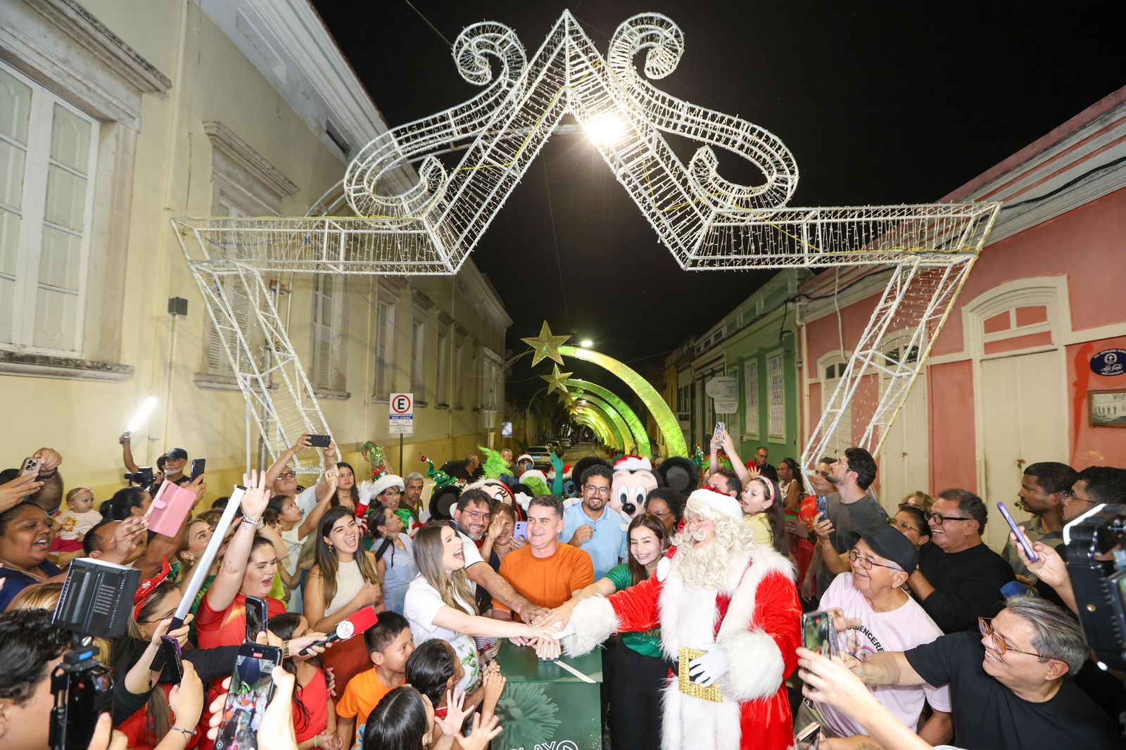 Prefeito David Almeida d&aacute; in&iacute;cio &agrave; temporada de Natal e promete mais alegria &agrave; cidade