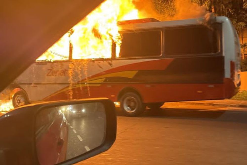 Micro-&ocirc;nibus &eacute; destru&iacute;do por inc&ecirc;ndio na avenida Rodrigo Ot&aacute;vio, em Manaus