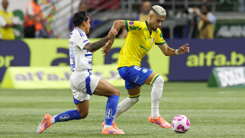 Palmeiras segura empate e segue à frente do Brasileirão