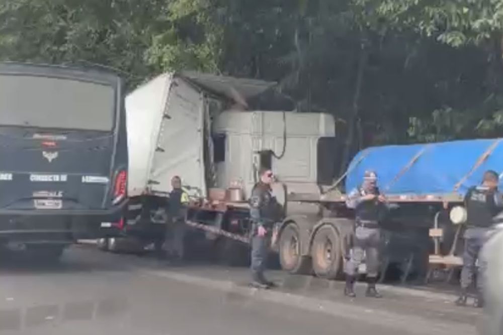 Carreta desgovernada bate em caminhão e picape na Avenida do Turismo e deixa dois feridos em Manaus