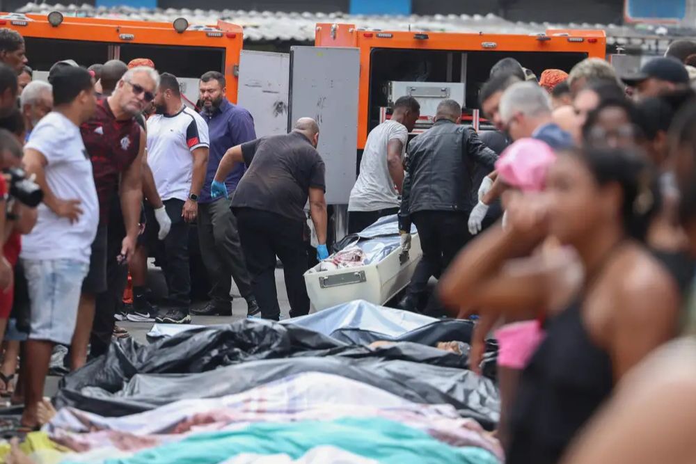 Moradores retiram cerca de 60 corpos em área de mata após operação no RJ