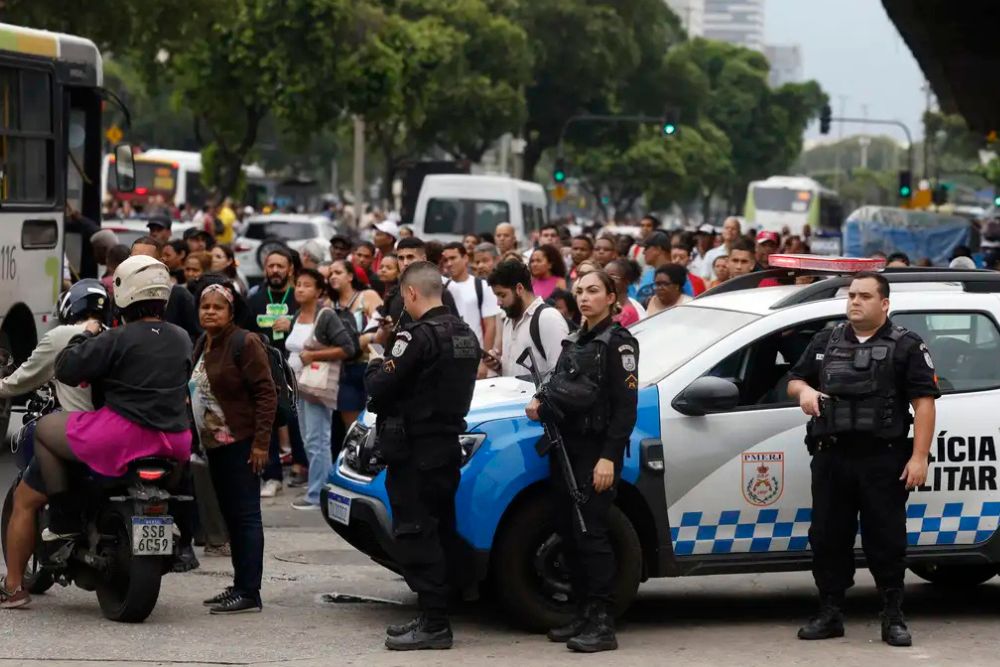 Ação no Rio funciona como cortina de fumaça e ameaça civis, dizem especialistas