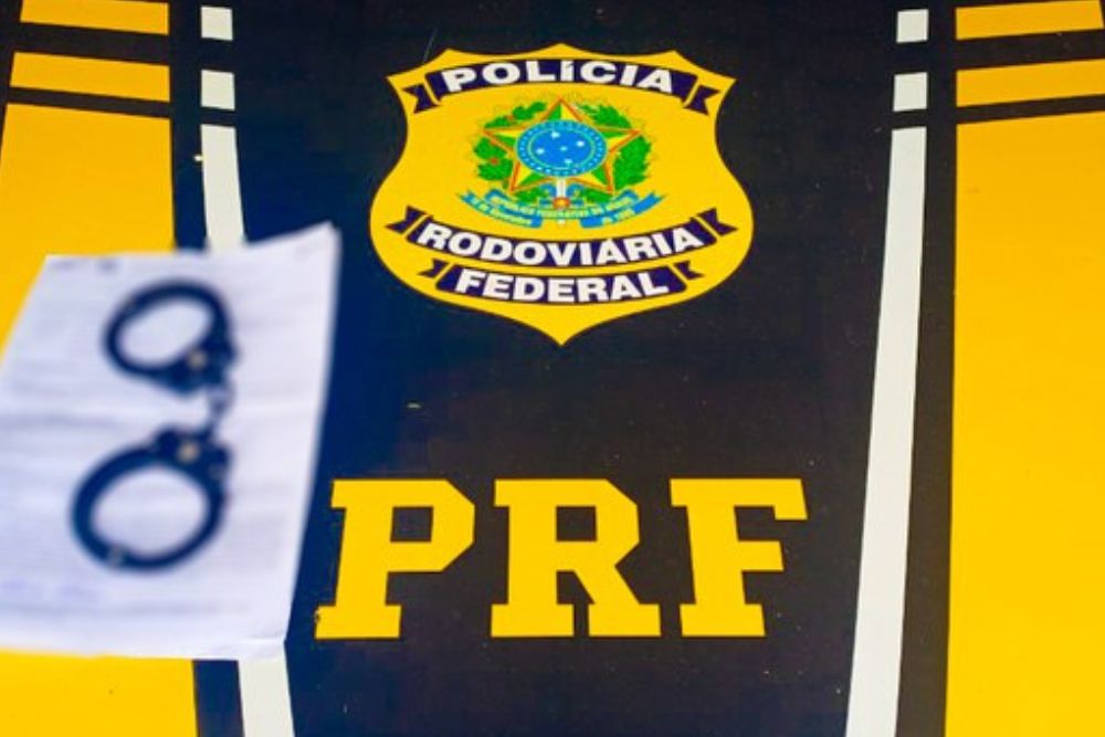 PRF prende passageiro com mandado em aberto na BR-319