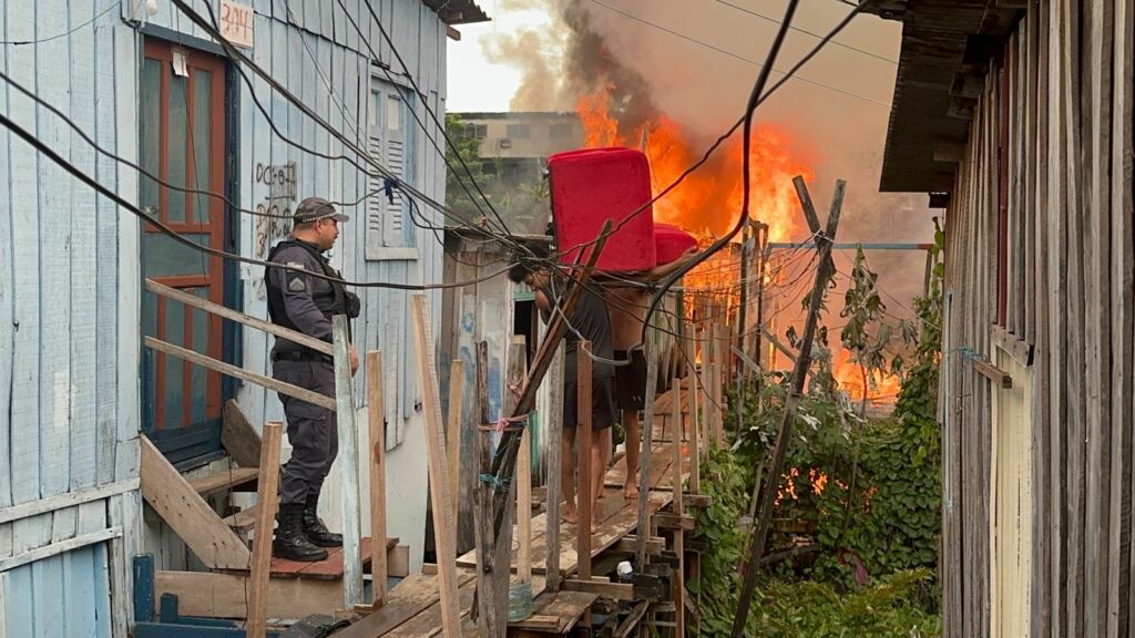 Incêndio destrói casas e deixa moradores em pânico no bairro São Jorge, em Manaus