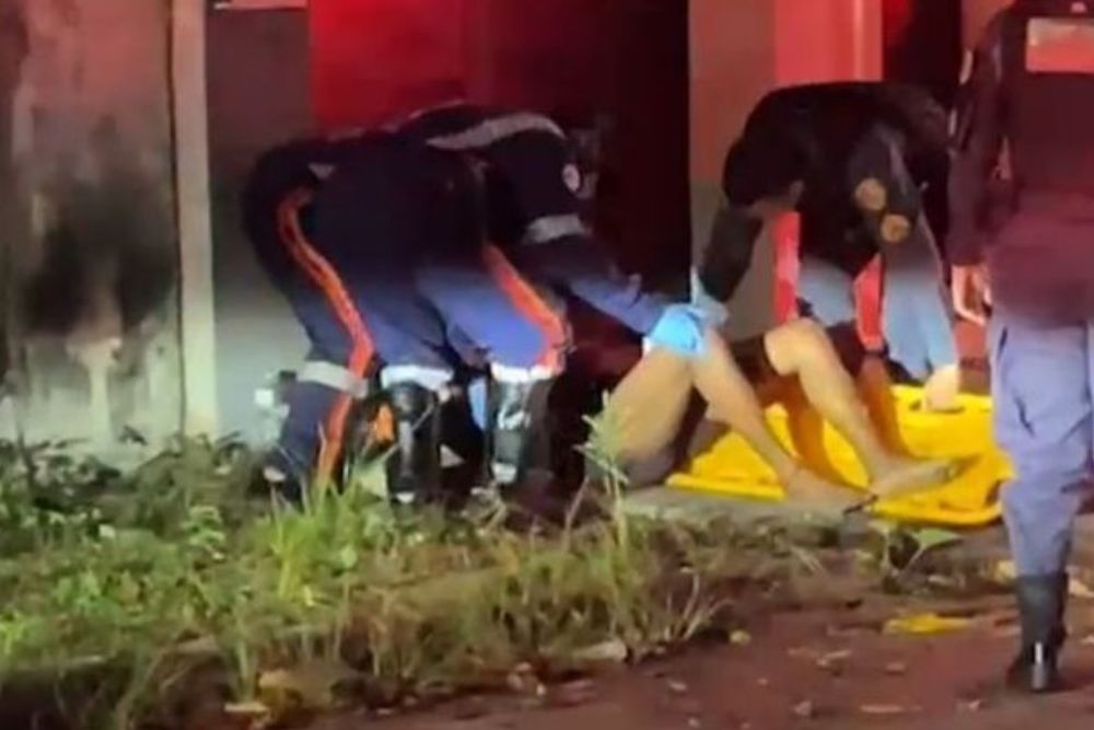 Mulher tem pernas fraturadas após ser espancada em área de mata no bairro Aleixo