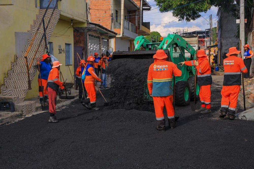 Serviço recupera malha viária do bairro Tancredo Neves em Manaus