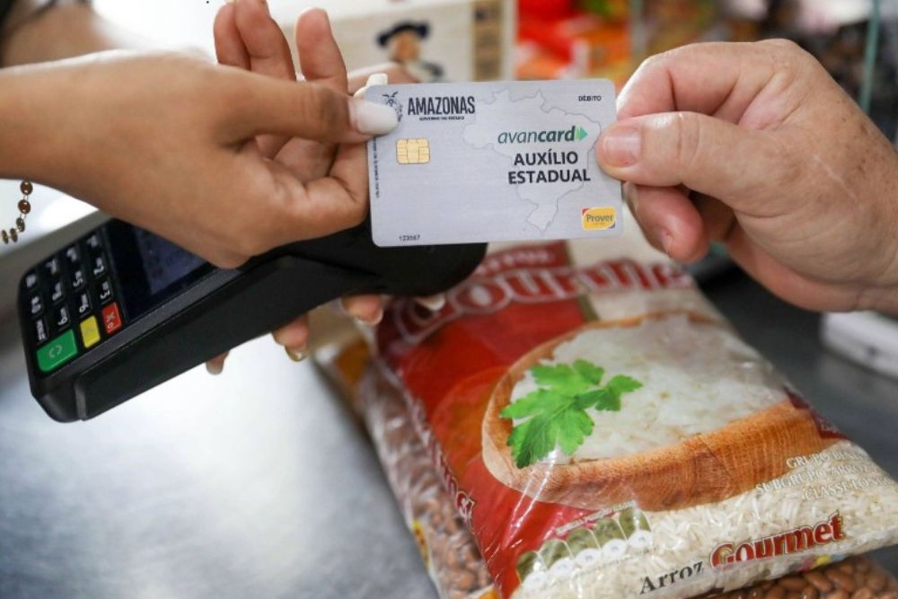 Amazonas entrega novos cart&otilde;es do Aux&iacute;lio Estadual a fam&iacute;lias do Alto Solim&otilde;es