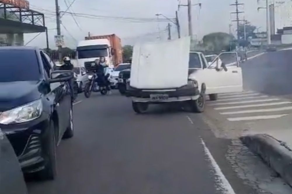 Incêndio em carro causa congestionamento na Avenida das Torres nesta sexta-feira em Manaus