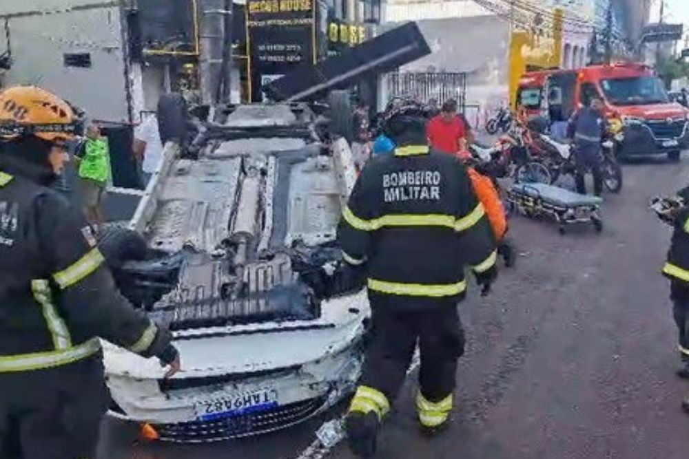 Motorista dorme ao volante e capota carro na Djalma Batist )