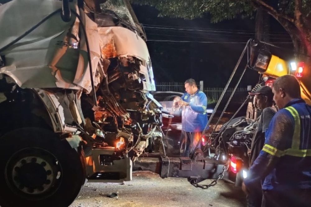 Acidente entre ônibus e caminhão causa congestionamento na avenida Rodrigo Otávio