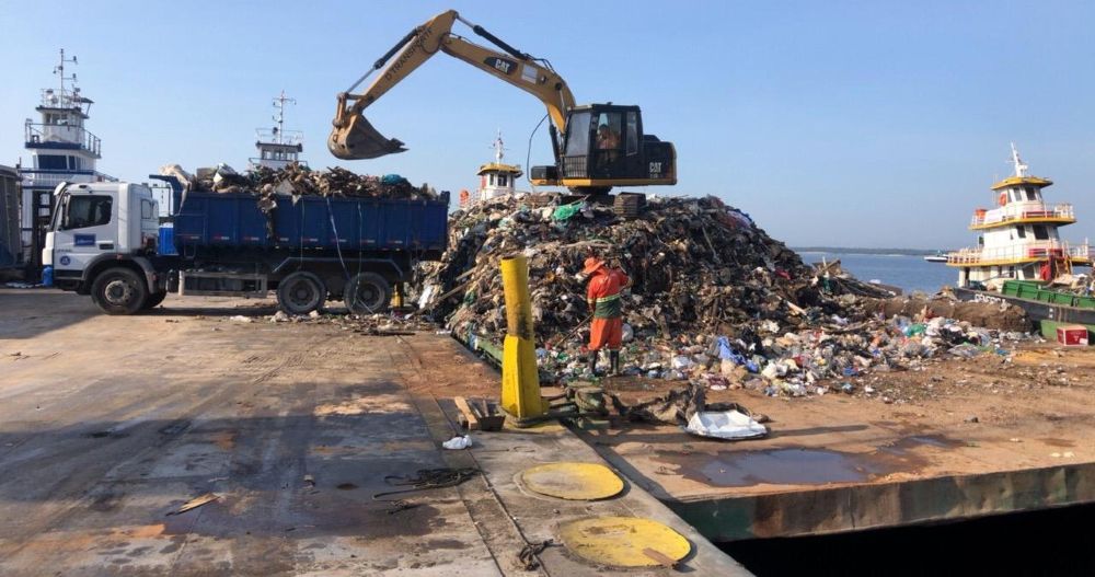 Prefeitura encerra 2025 com retirada de mais de 3,4 mil toneladas de resíduos da orla do rio Negro