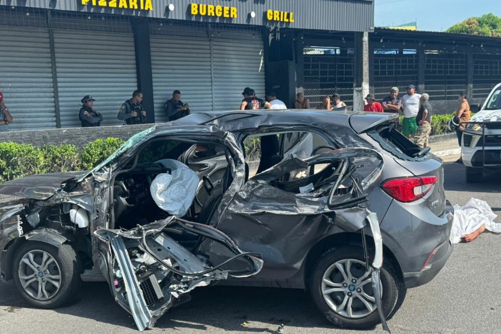 Homem morre em acidente entre carro e micro-ônibus na zona norte de Manaus