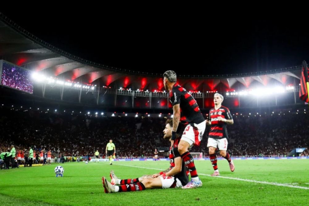 Em clima de euforia, Flamengo embarca rumo à final da Libertadores