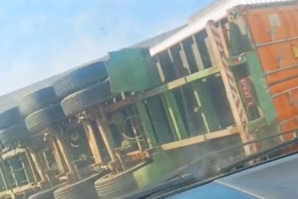 Cont&ecirc;iner se desprende de carreta e interdita via no bairro Distrito Industrial