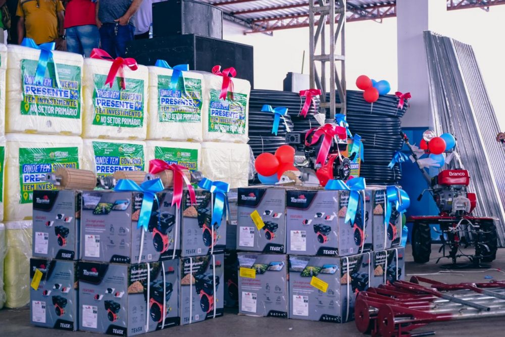 Produtores rurais de Carauari são beneficiados com entrega de maquinários e equipamentos agrícolas Produtores rurais de Carauari são beneficiados com entrega de maquinários e equipamentos agrícolas