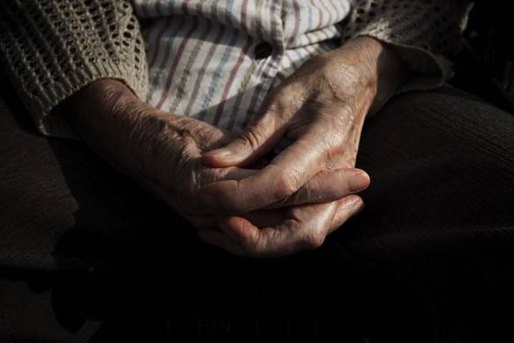 Idosa de 102 anos é brutalmente espancada durante assalto em Tefé Idosa de 102 anos é brutalmente espancada durante assalto em Tefé