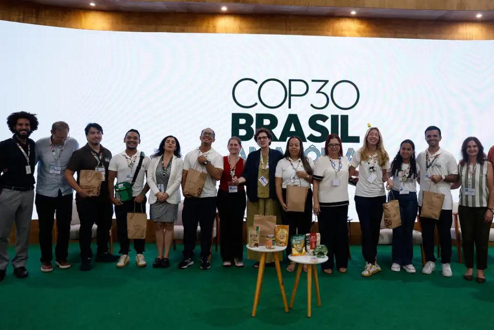 Voluntários da COP30 recebem kit de alimentos da agricultura familiar