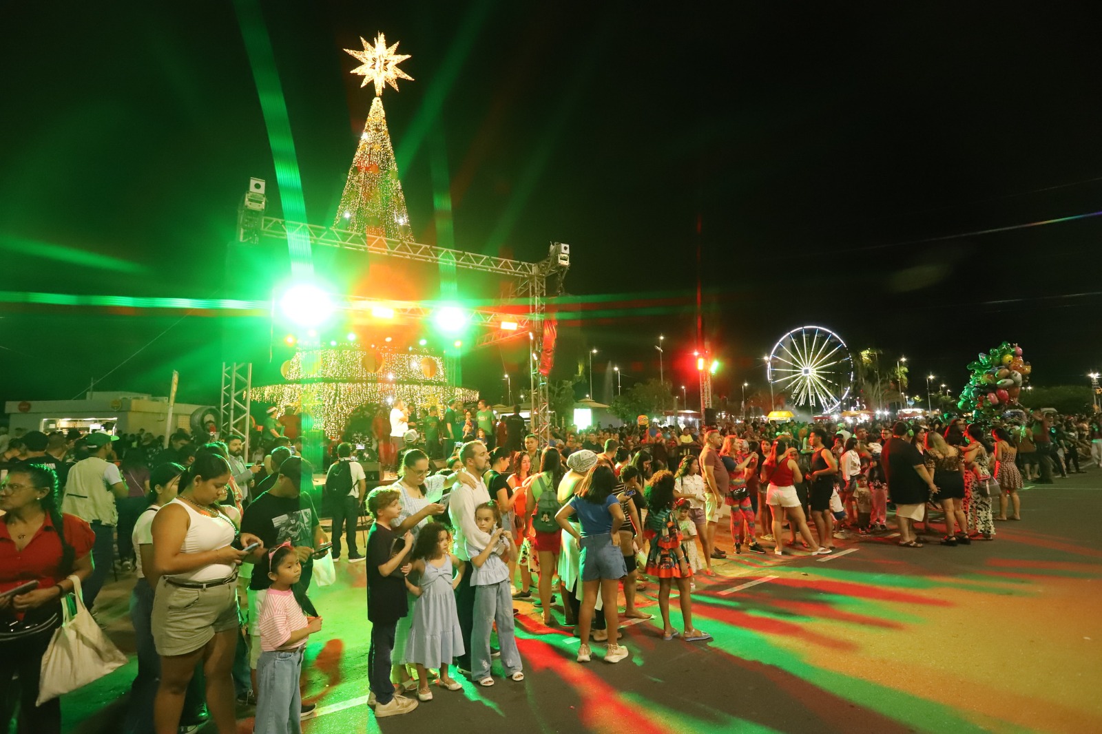 Parada Natalina da prefeitura leva brilho e encanto da magia do Natal &agrave; Ponta Negra