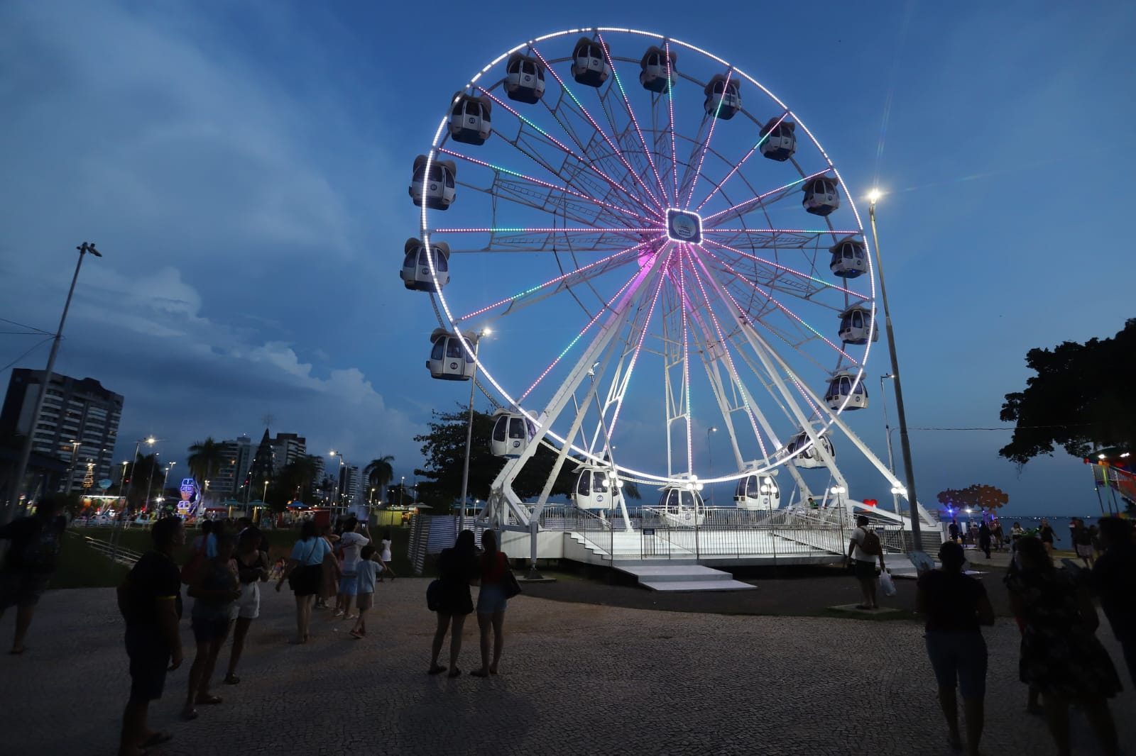 Roda-gigante da Ponta Negra é privada e ingresso custa R$ 40