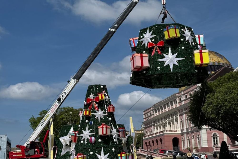 Um morto e dois feridos em queda de guindaste na montagem da árvore de Natal do Largo de São Sebastião