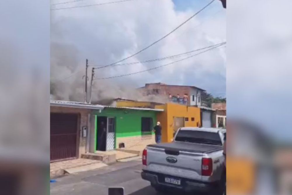 Casa &eacute; destru&iacute;da por inc&ecirc;ndio no Mutir&atilde;o; chamas se espalham e atingem im&oacute;vel vizinho