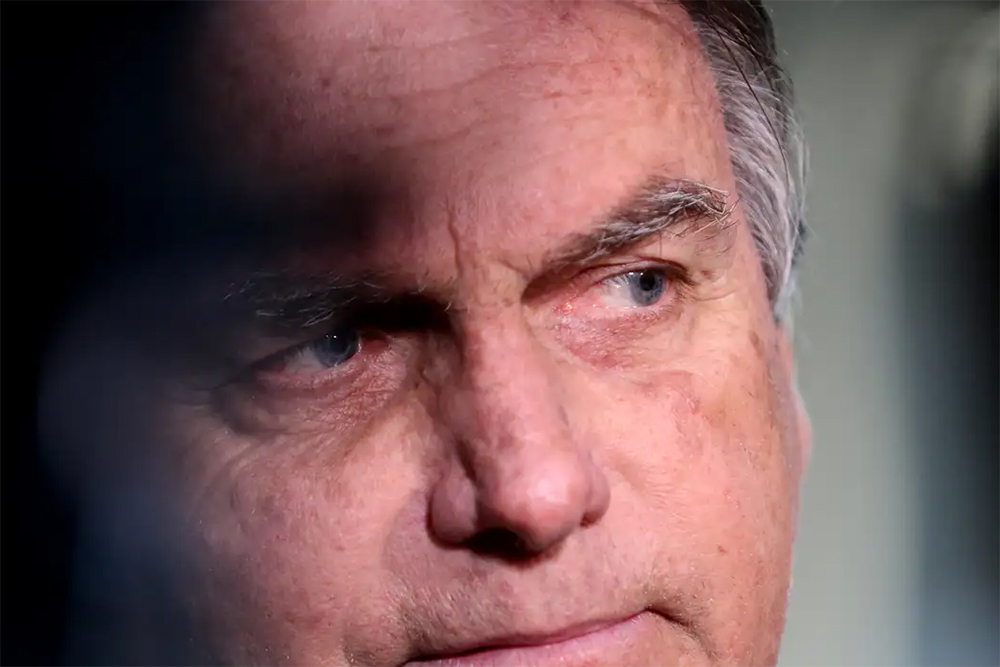 Defesa de Bolsonaro pede ao STF cirurgia e prisão domiciliar humanitária