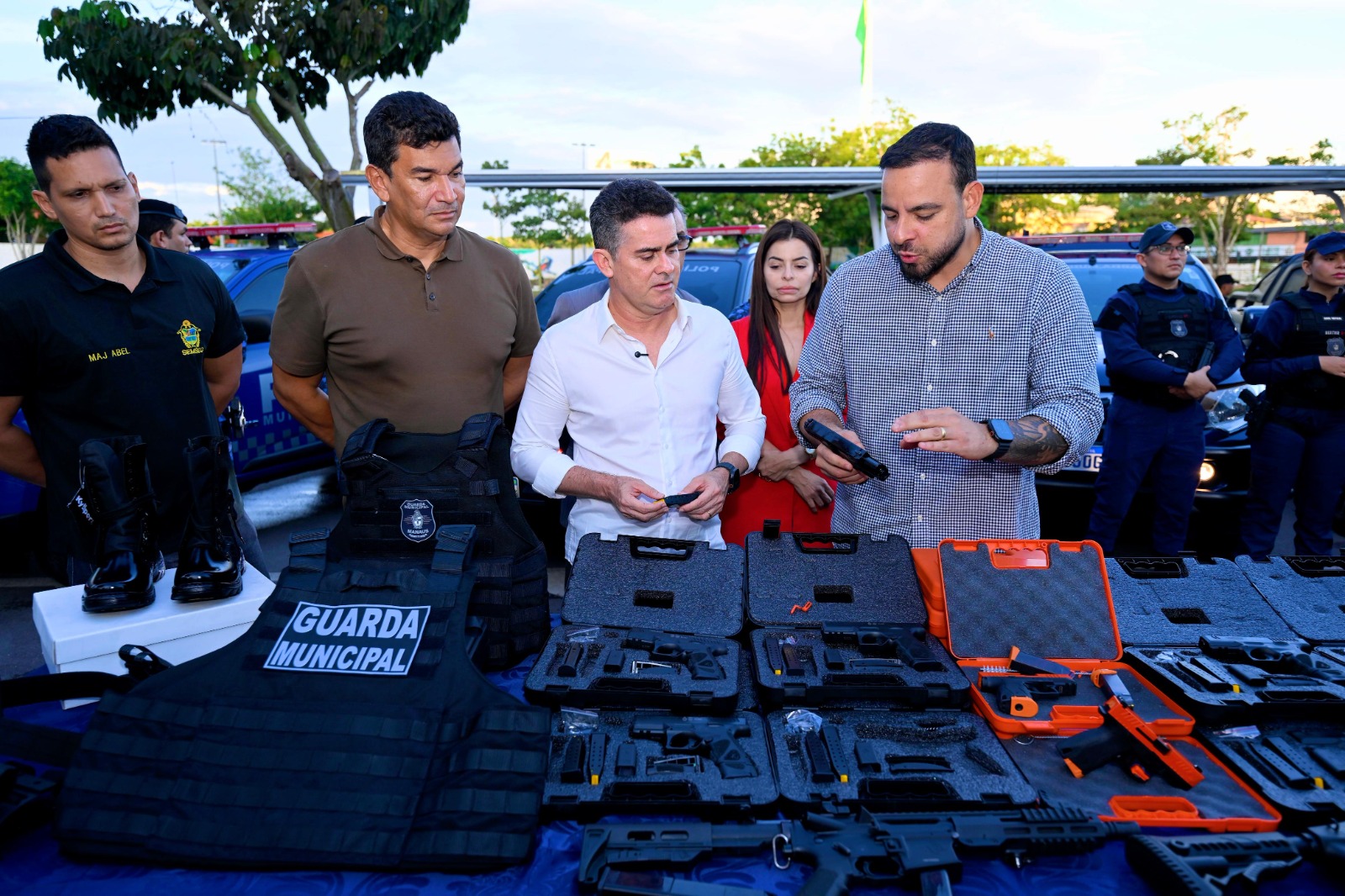 Prefeito David Almeida entrega novos armamentos para Guarda Municipal de Manaus