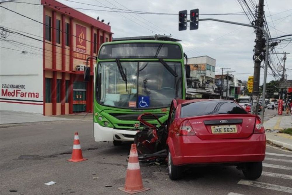 Motorista fica preso às ferragens após colisão entre carro e ônibus no bairro Educandos