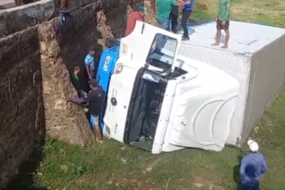 Acidente com caminhão baú causa transtornos no porto de Maués