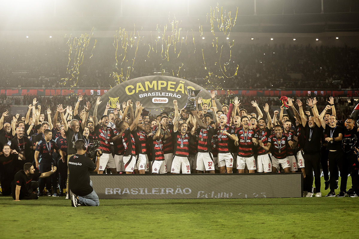 Flamengo derrota Ceará e coroa ano mágico com título Brasileiro