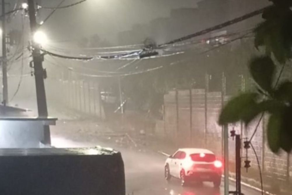 Muros de condom&iacute;nio e de empresa desabam durante chuva em Manaus