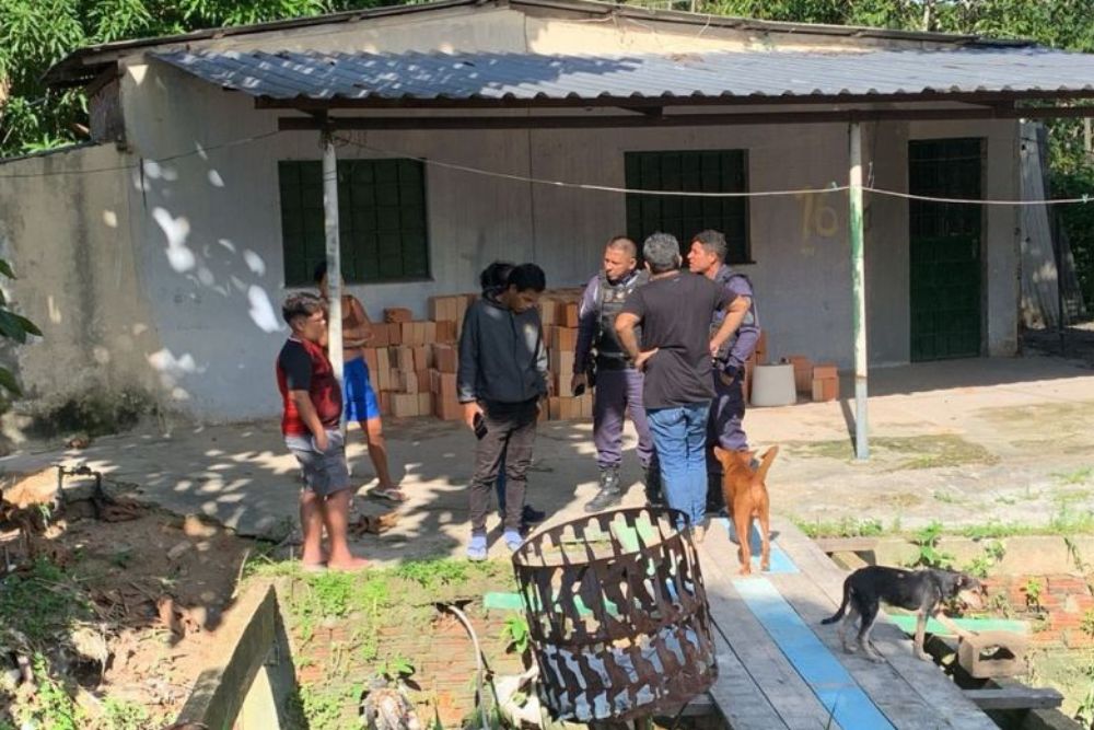 Jovem &eacute; assassinado a tiros e encontrado com pedra sobre o corpo no Cidade de Deus