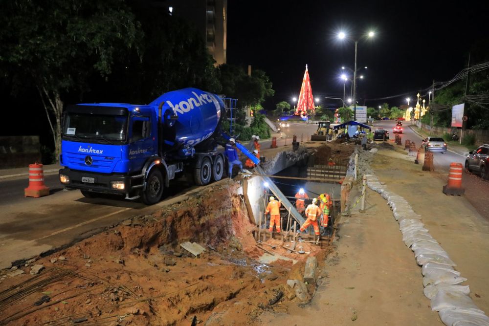 Prefeitura de Manaus avança em obra de concretagem de ponte para o alargamento da avenida do Turismo
