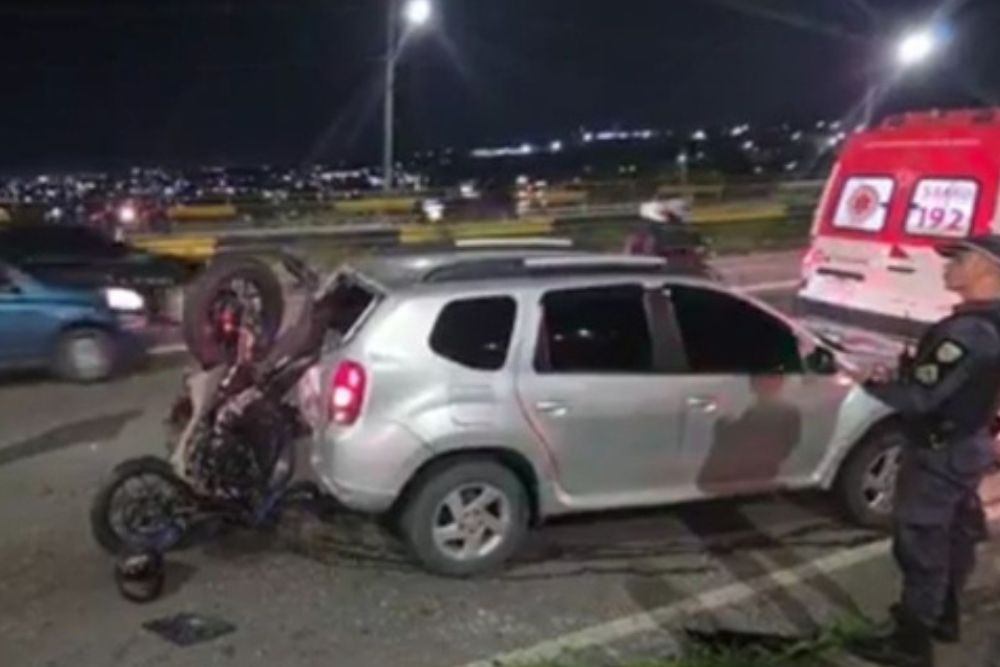 Carro muda de faixa e motociclista fica ferido em acidente na Avenida das Flores
