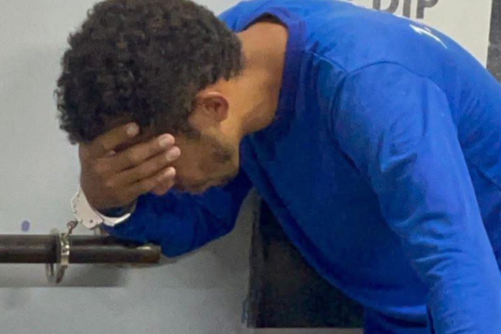 Homem monitorado por tornozeleira é preso após tentar destruir celular durante abordagem em Manaus