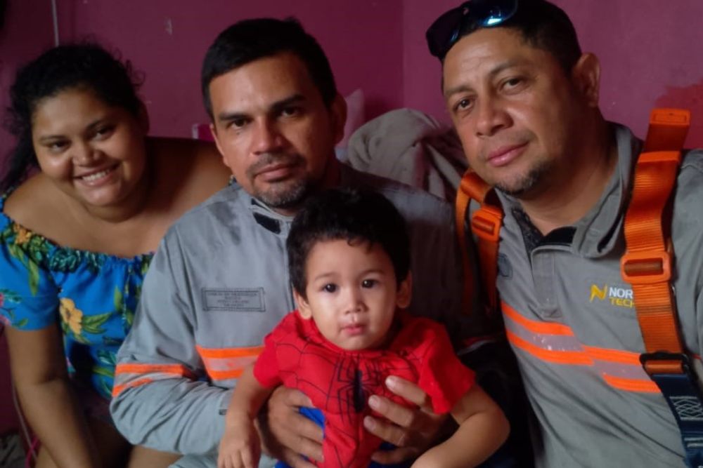 Eletricistas interrompem serviço e salvam bebê de 1 ano no Lago Azul