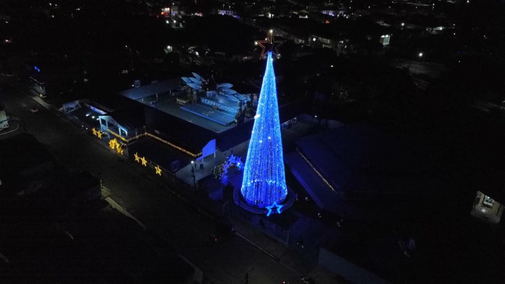 Caprichoso acende Complexo Natalino e ilumina Parintins