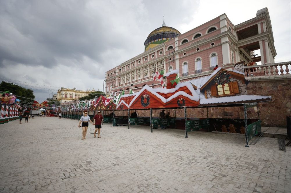 Largo de S&atilde;o Sebasti&atilde;o recebe &uacute;ltimos ajustes para &lsquo;O Mundo Encantado do Natal&rsquo;, em Manaus