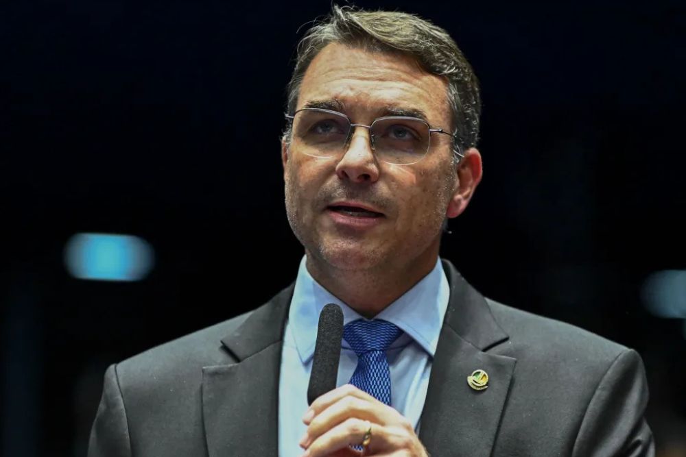 Moraes abre inquérito contra Flávio Bolsonaro por suposta calúnia a Lula