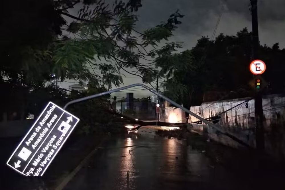 Temporal provoca mais de 60 ocorrências entre alagamentos, quedas de árvores e apagões em Manaus