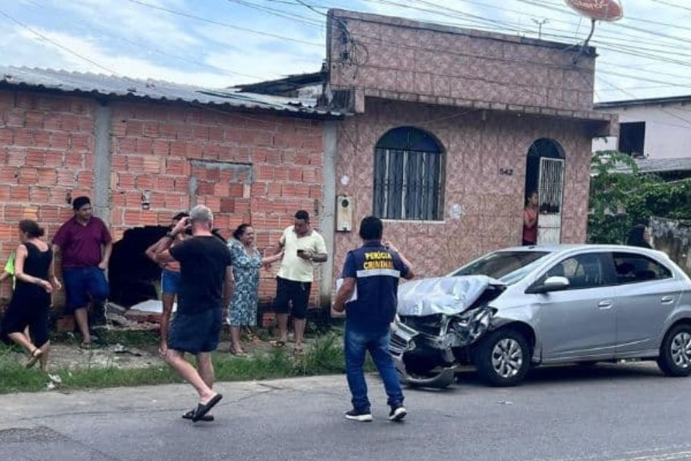 Motorista de 65 anos morre após sofrer mal súbito e bater em casa na zona Sul de Manaus
