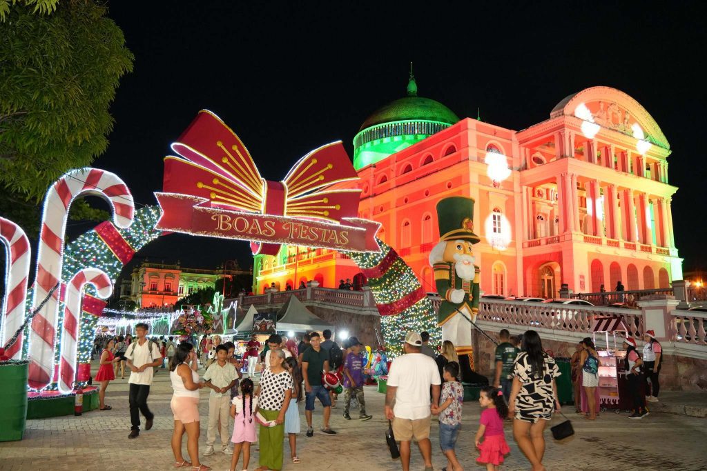 Abertura de 'O Mundo Encantado do Natal' reúne 20 mil pessoas no Largo de São Sebastião em Manaus