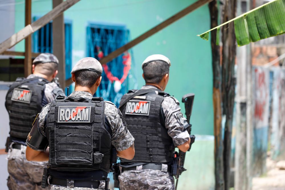 Homem é detido após agredir família e ameaçar PMs no bairro Compensa
