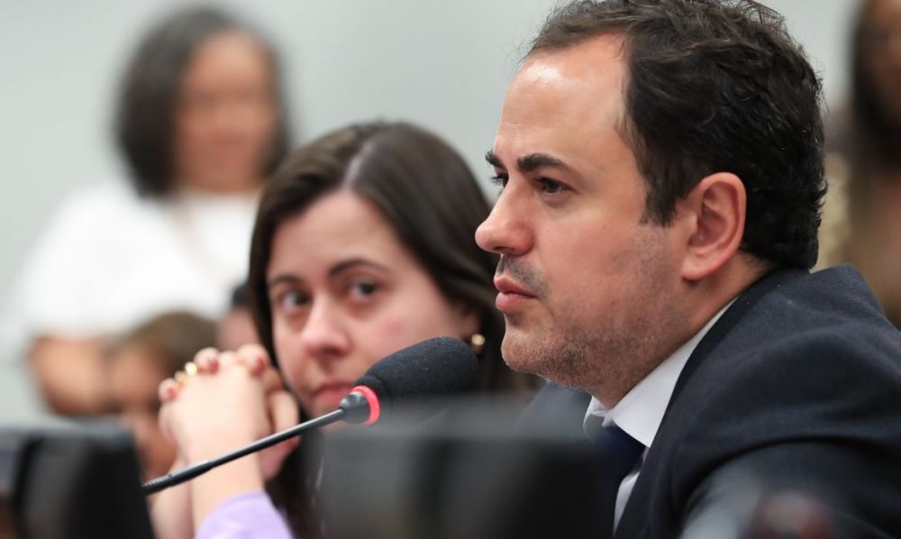 Câmara rejeita cassação e impõe suspensão de seis meses ao deputado Glauber Braga