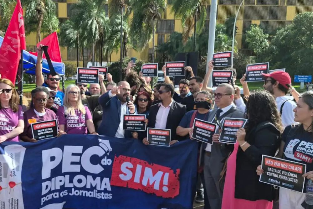Jornalistas fazem ato contra censura e agressões na Câmara