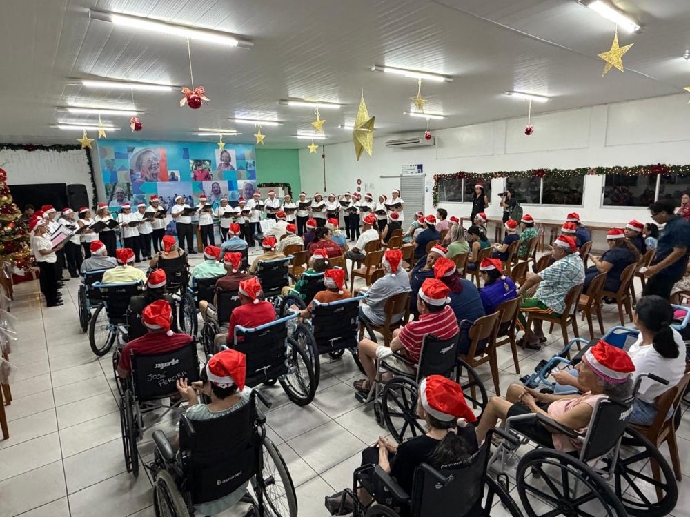 Coral 50+ emociona idosos da Fundação Dr. Thomas em apresentação especial de Natal