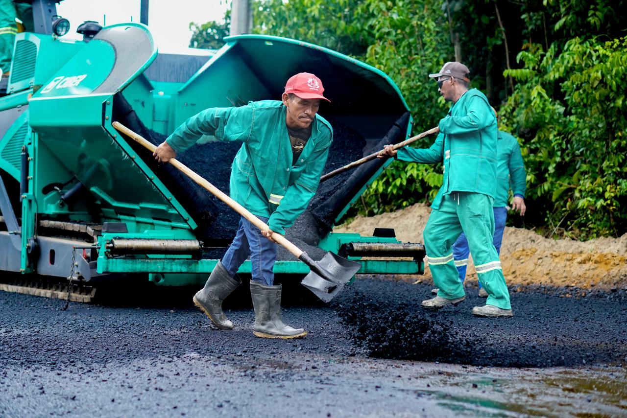 Asfalto avança na estrada do Macurani e melhora mobilidade