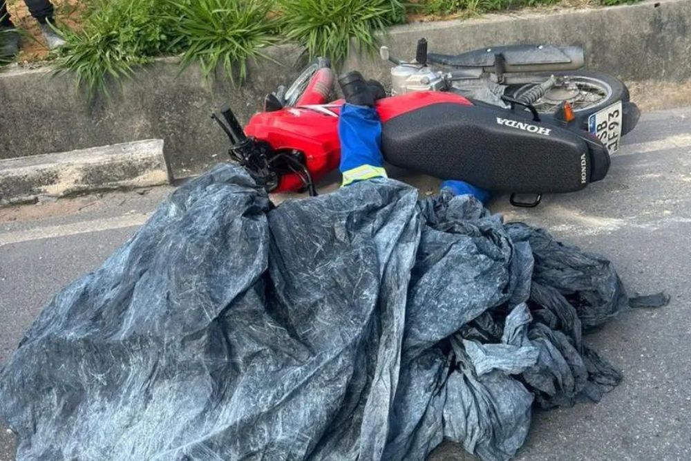 Motociclista morre esmagado por carreta na rotatória do bairro Armando Mendes, em Manaus